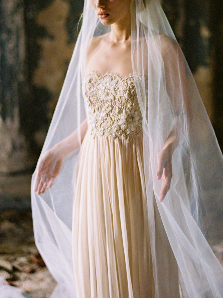 colored wedding dress + bridal veil | fabmood.com