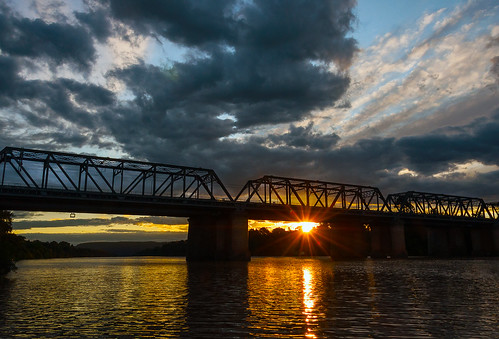 sunlight river australia nepean penrith waterreflection victoriabridge sunstar
