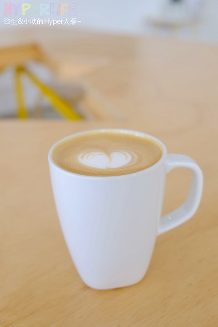 走小清新路線的Café Paper Flight 紙飛機咖啡，走過路過很容易錯過~就在森cabie的斜對面唷!! @強生與小吠的Hyper人蔘~