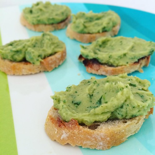 Pea & Garlic Crostini from #Enjoy, page 134. Well done, @gimmetherecipe, it's refreshing and vegetarian. #fingerfood #crostini #foodiesofinstagram #instafood #green #fiveaday