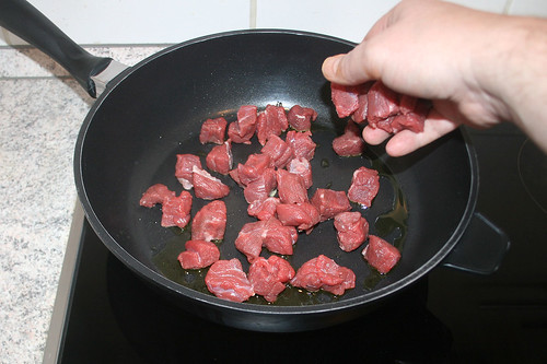 24 - Rindfleisch in Pfanne geben / Put beef in pan