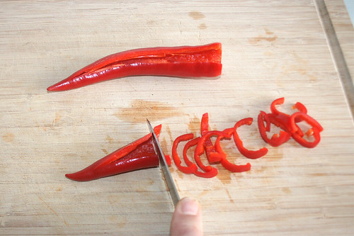 21 - Peperoni in Streifen schneiden / Cut peperoni in slice