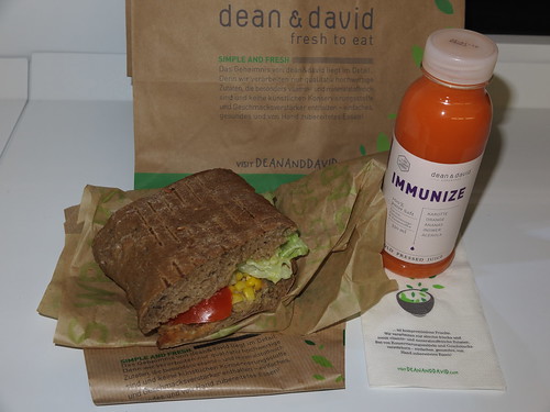 Veganes Sandwich und Immunize Saft vom Dean&David Stand (Hannover Hbf)