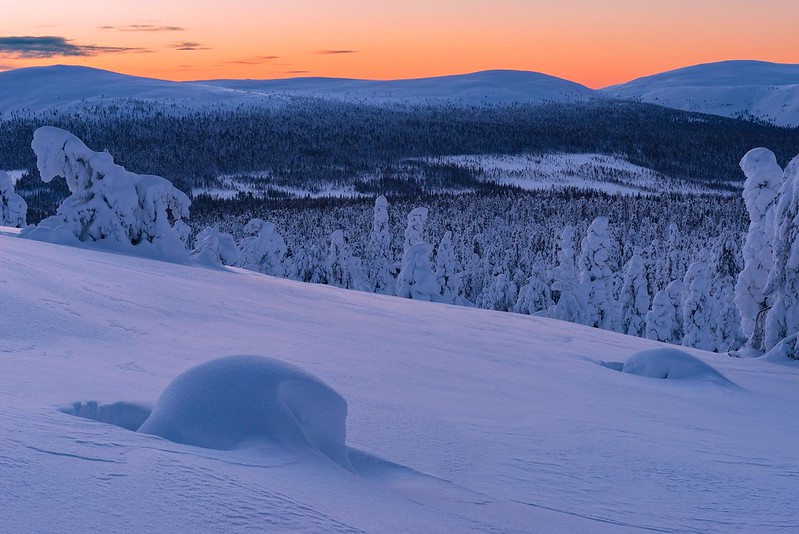 Snow covered hills - Äkäslompolo