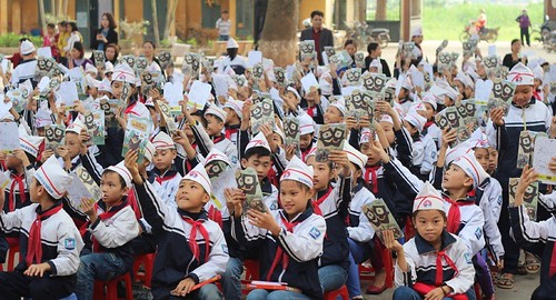 Phung thuong students raise the brochures of bear protection
