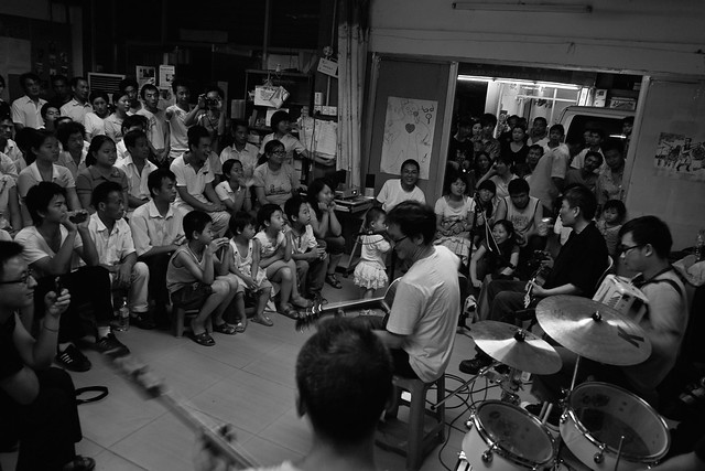 迷你噪音樂隊在深圳工人社區中演出 (攝影：廖偉棠)