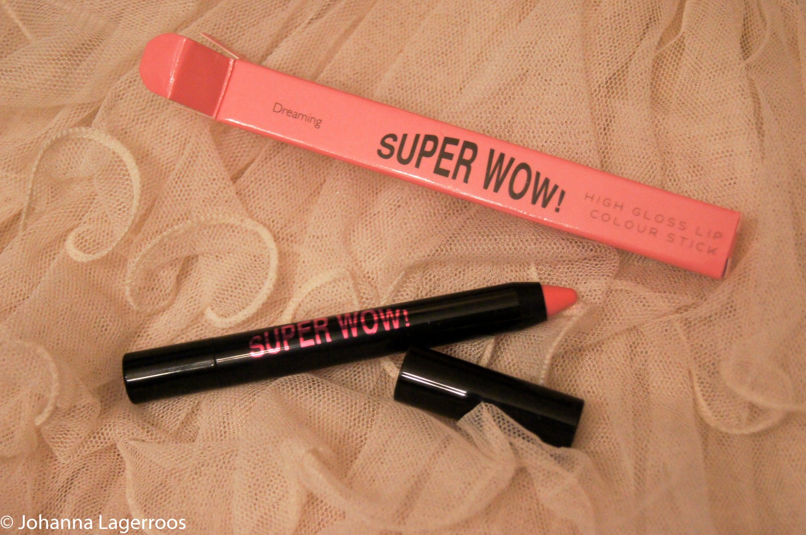 Makeup Revolution Super Wow lip colour