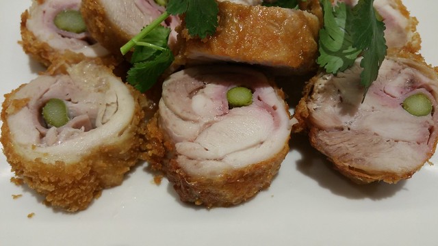 2016-Jan-22 Dinesty Dumpling House Burnaby - deep fried chicken rolls with asparagus and ham (closeup)