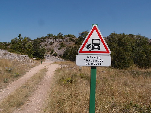 danger route piste cyclable labeil