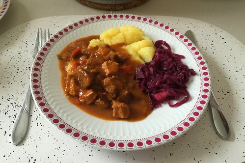 Mixed goulash with red cabagge & dumplings / Gemischter Gulasch mit Rotkraut & Klößen