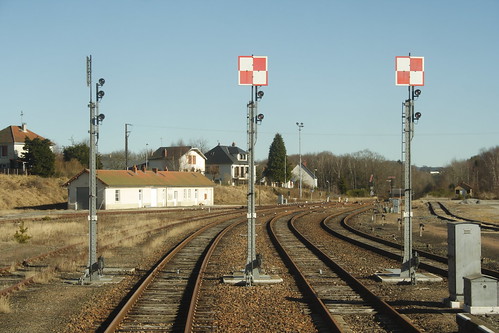 france building station track trains disused railways semaphore sncf signalling lostlines eygurandemerlines lignedebourgesàmiécaze sncfusselmontluçonville