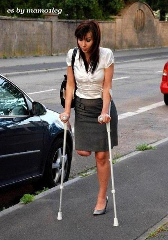 Amputee On Crutches Amputee Lady Amputee Prosthetic Leg Kulturaupice