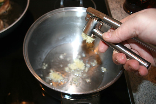 29 - Knoblauch in Topf pressen / Squeeze garlic in pot