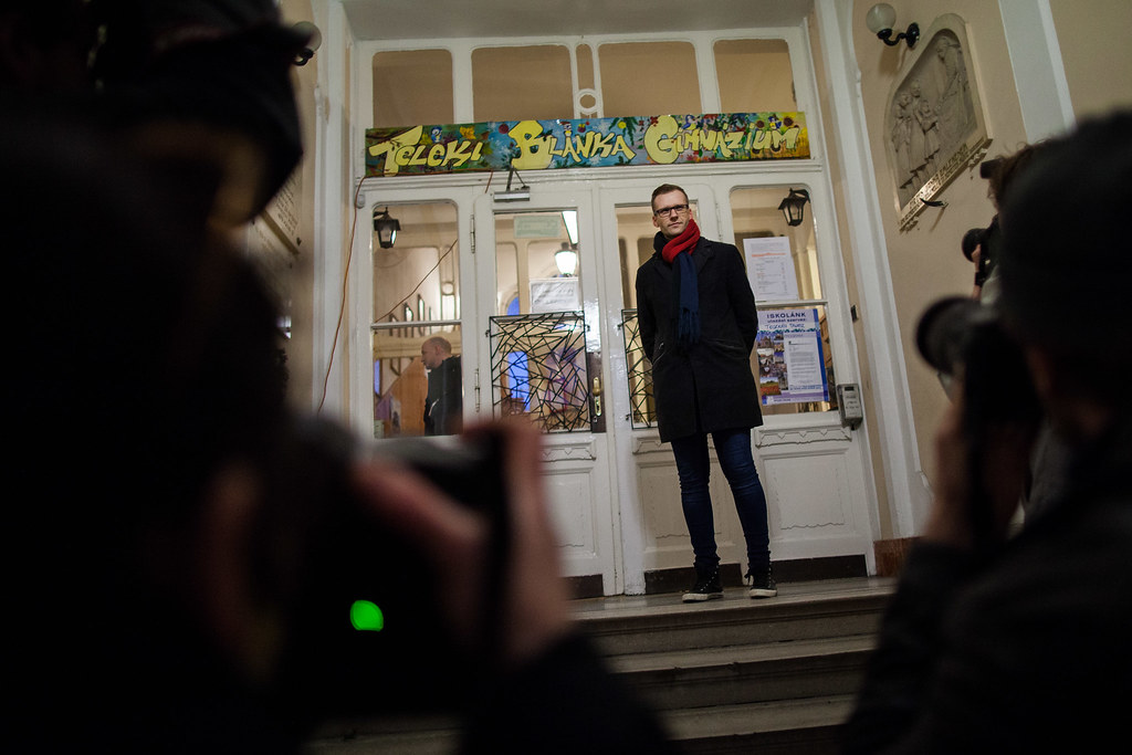 Fotósok gyűrűjében a mellette tartott szimpátiatüntetés után a Teleki Blanka Gimnázium bejáratánál, február 19-én | Fotó: Magócsi Márton
