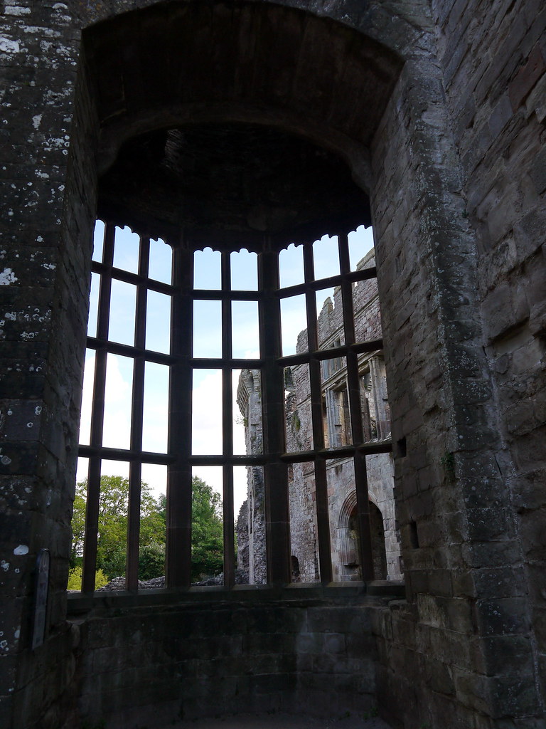 "И время умеряло бег. Пока не истекло"  Raglan Castle  Великобритания,Уэльс