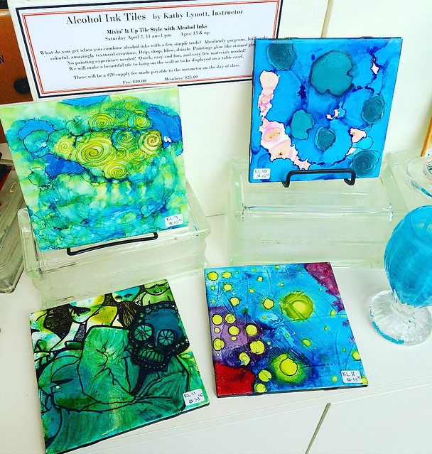 I like these alcohol ink tiles at the Schack Art Center. 💙💚
