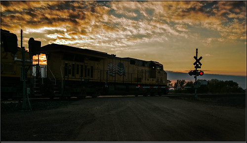 sunset up nebraska ne unionpacific coal ge generalelectric coaltrain coalbins coalempties unionpacificup unionpacificnebraska