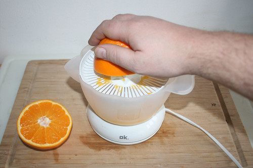 22 - Orange auspressen / Press out orange juice