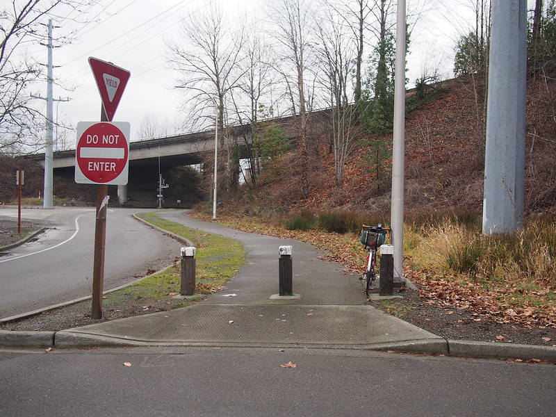Lake Washington Loop Underpass: For the longest time, I lamented the lack of a nice route on the Lake Washington Loop here.  Little did I know, this very convenient underpass was right there!