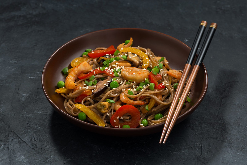 Buckwheat noodles with seafood and vegetables