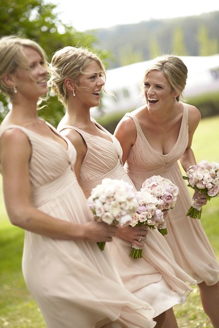 neutral bridesmaids for an outdoor rustic wedding | Photo by Blumenthal Photography | Read this real wedding on I take you - UK wedding blog