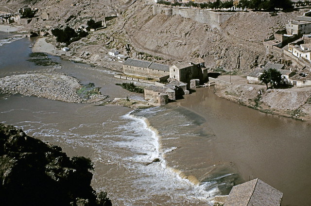 Río Tajo en Toledo entre octubre y noviembre de 1960. Fotografías de Joseph Jacobson y Maria del Carmen Rivero Hernández .