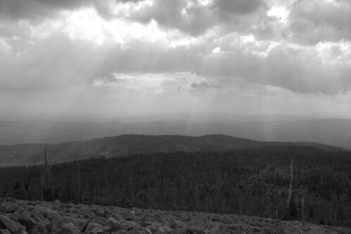 summer bw cloud mountain monochrome germany bavaria nationalpark hiking august granite summit fujifilm wald sunbeam himmelsleiter 2015 stoswald bayerischer lusen xe1 rhomboederrippel