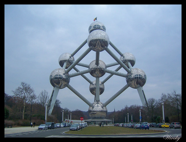 Entrando al Atomium de Bruselas - Atomium