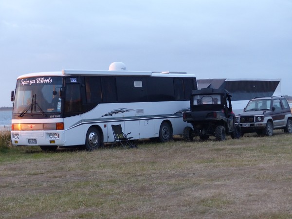 Bus privé + trailer + deux 4x4 pour un petit weekend camping improvisé, très simple