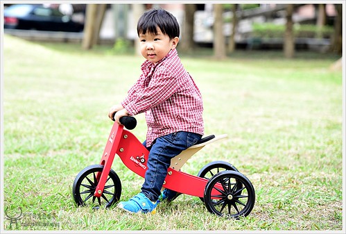 果果愛不釋手的『Kinderfeets 美國木製平衡滑步車』－三輪變二輪。使用年齡更久