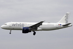 White A320-214 CS-TRO BCN 02/04/2016