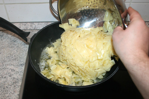 23 - Nudeln in Pfanne geben / Put noodles in pan