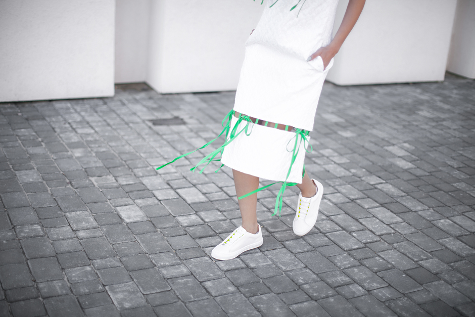 white-zara-sneakers-adidas-street-style