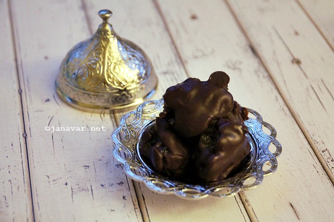 Recipe: Karyoka (or: chocolate covered candied chestnuts)