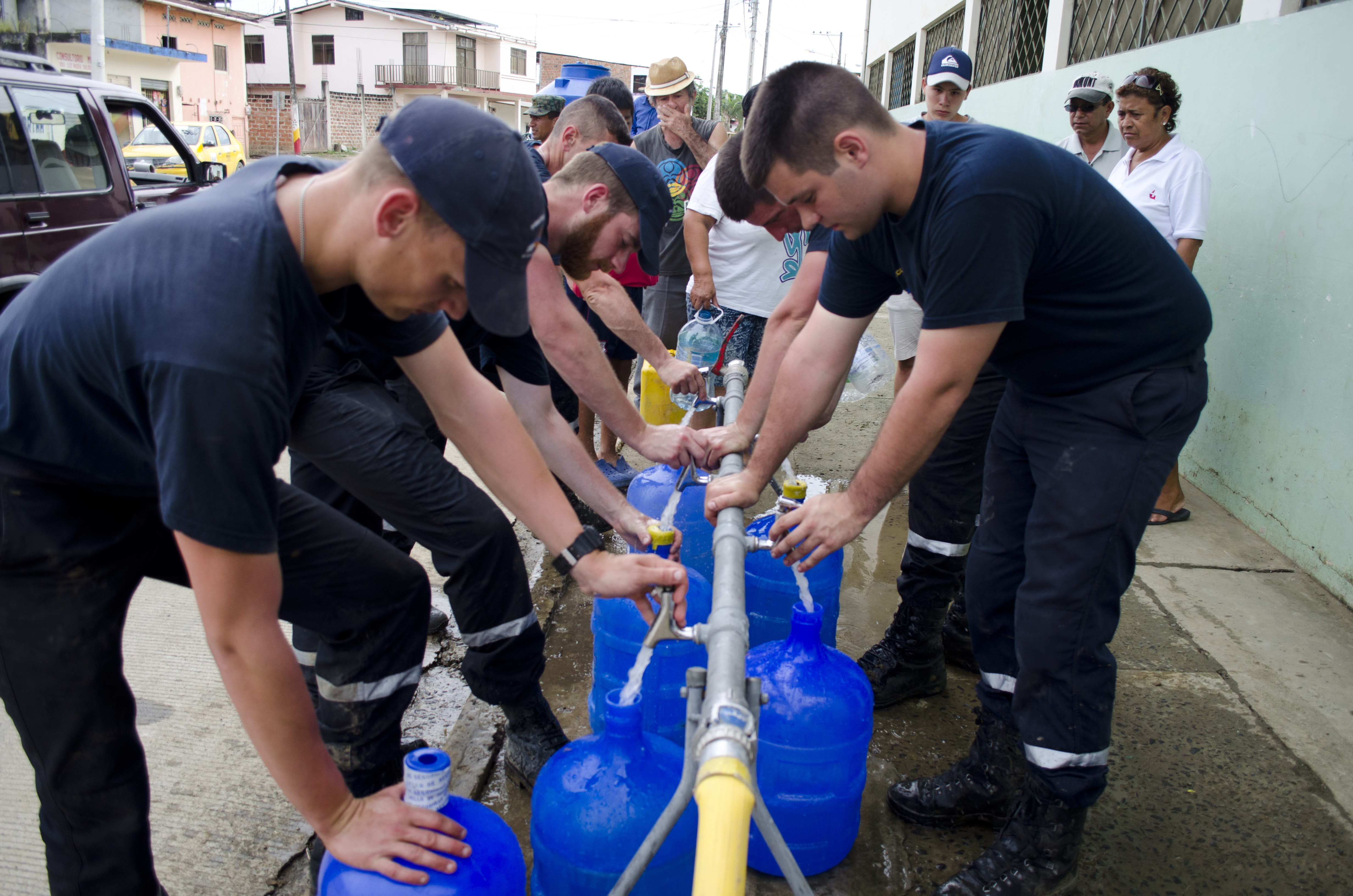 Militares franceses con agua purificada