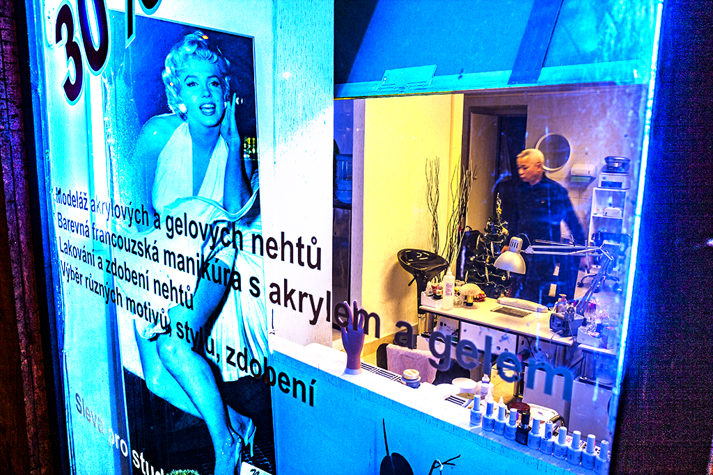 Marilyn Monroe image at Vietnamese-owned nail salon--Prague