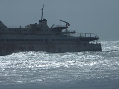 El ferry Assalama, que hacía la ruta Tarfaya-Fuerteventura, naufragó el 30 de abril de 2008, y permanece escorado a 100 metros de los acantilados. Tarfaya. Marruecos