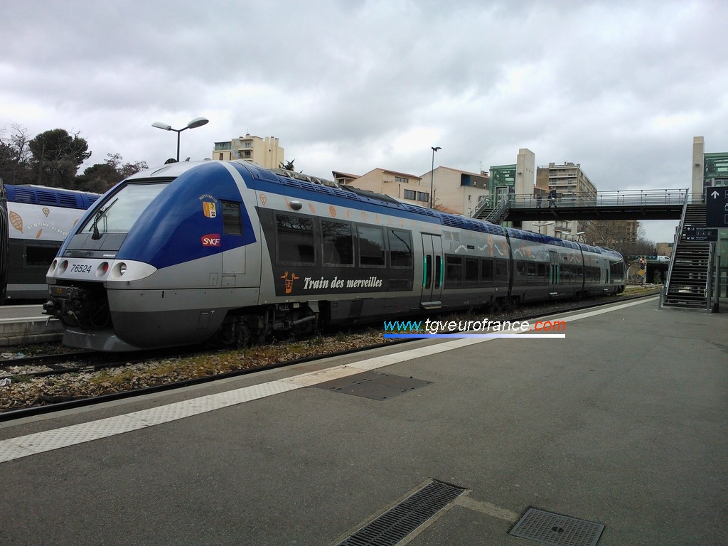 L'autorail X 76523/X76524 en gare d'Aix-en-Provence Centre