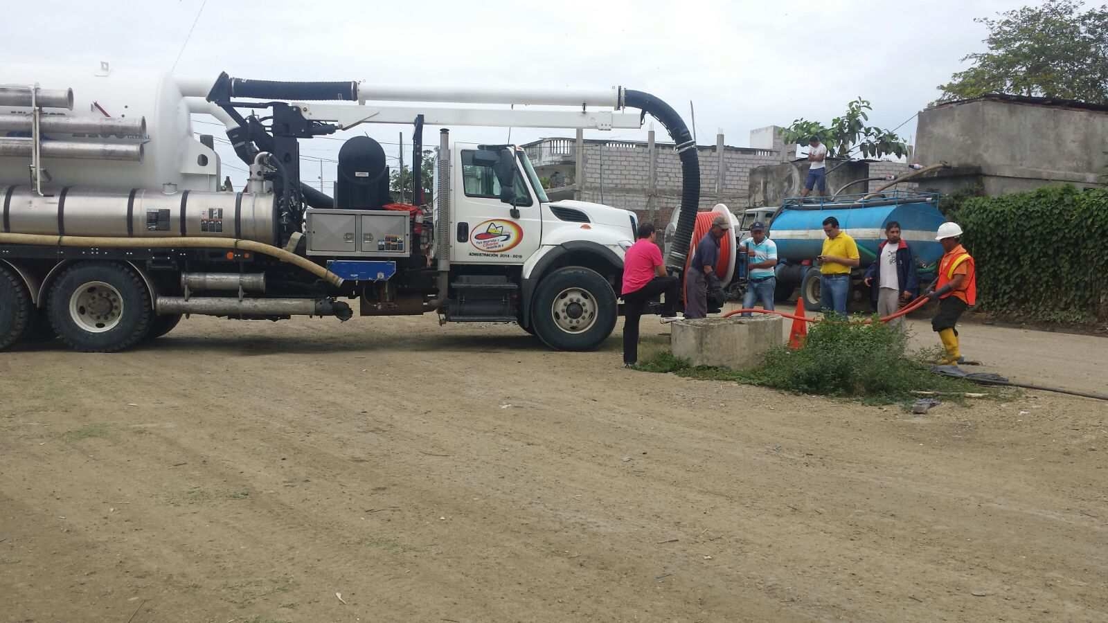 En diferentes sectores de la ciudad de Pedernales, se empleo al carro sifonero de Chone para evacuar aguas negras