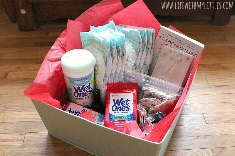 This new mom gift basket is the perfect gift for a new mom! So many great ideas in here, and it will definitely help make life with a newborn easier!