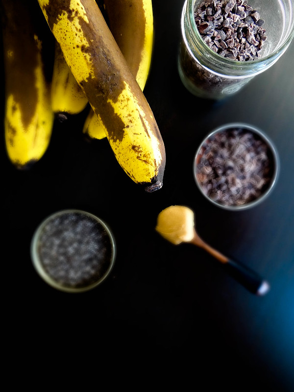 banana cacao nib smoothie // pb + chia