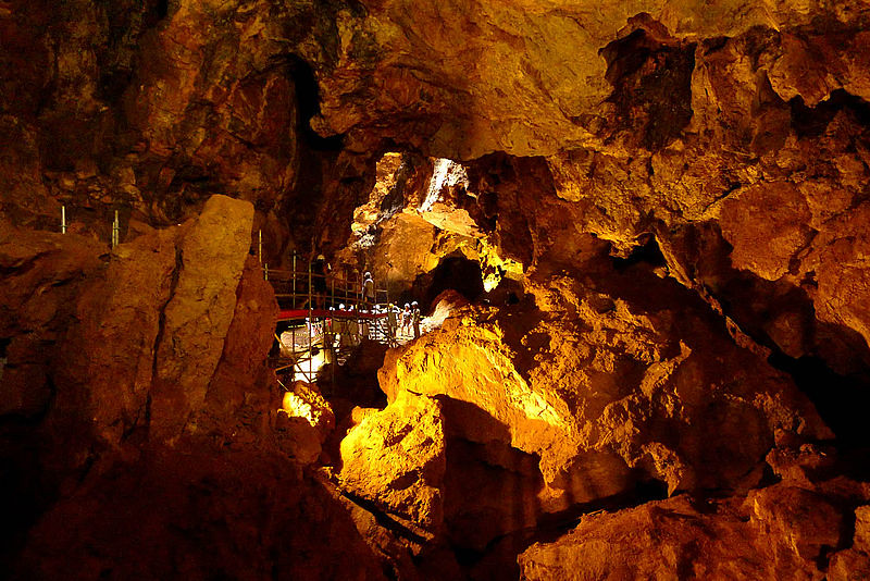 The interior of Cueva Victoria. Nano Sanchez, Wikimedia Commons