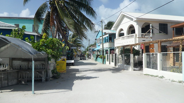 Paseando por Cayo Caulker, en Belize, donde las calles no están asfaltadas y no hay ni coches.