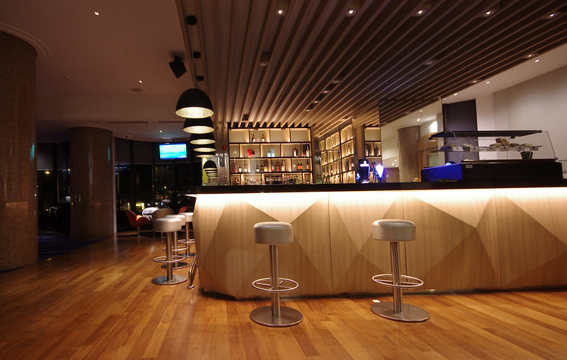 lobby bar holiday inn singapore atrium
