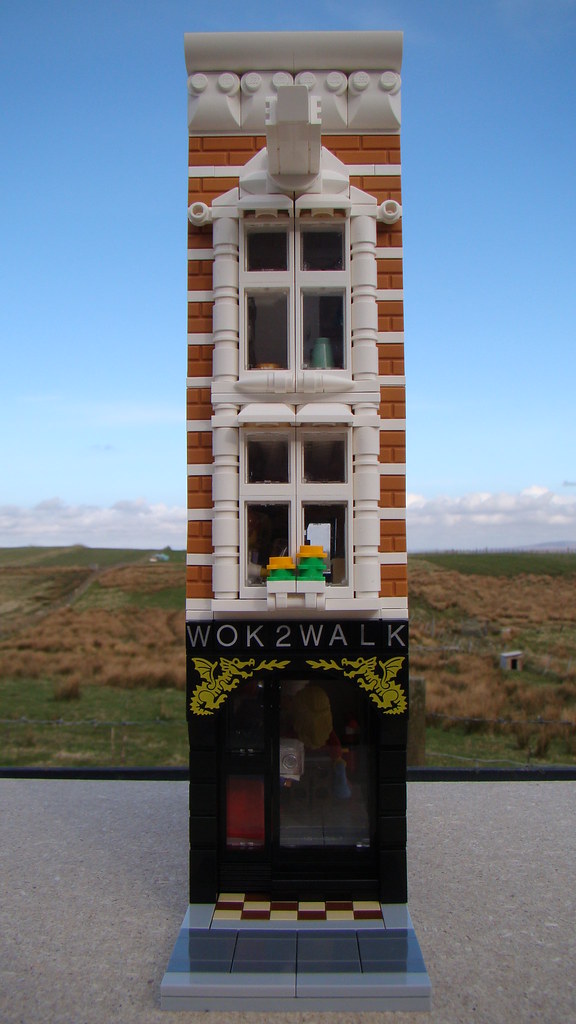 Lego Modular 8-Wide 'Wok2Walk' and Apartment