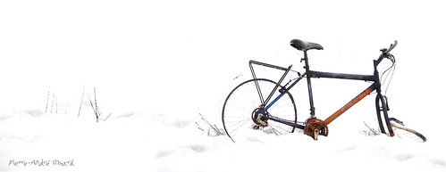 photos hiver ruine neige vol destin campagne vélo rouille abandonné tordu minimalisme déchet abusif entretien négligence enfoui simpa©