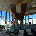 Restauraci Adler Lounge dominuje panoramatické prosklení a socha orla skalního uprostřed