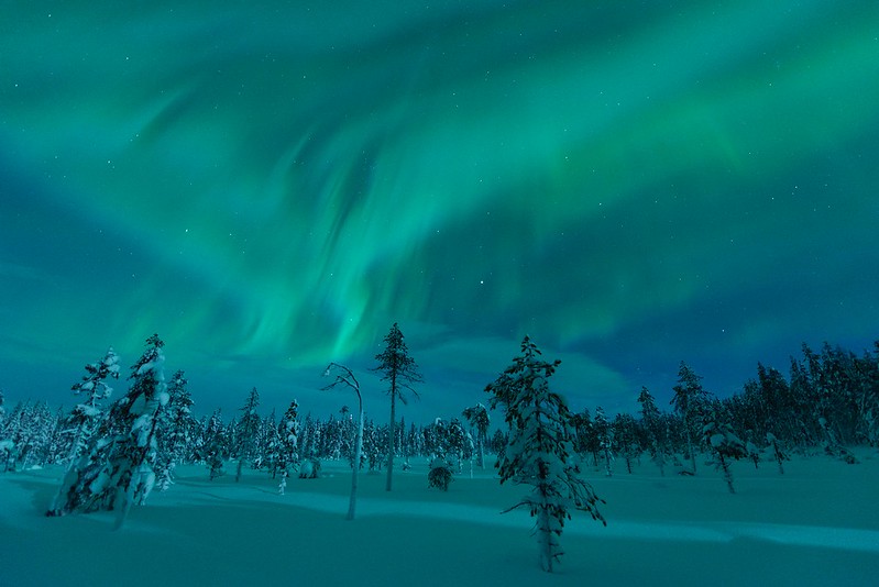 The sky is covered by northern lights - Äkäslompolo