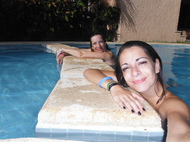 En la piscina de nuestro apartamento en Puerto Aventuras.