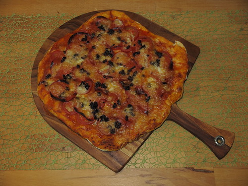Pizza Margherita mit Salami und Oliven